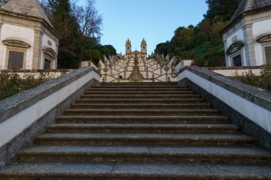 Portekiz 'in Braga şehrinde sonbahar zamanı gökyüzünde kara bulutlar olan ünlü Bom Jesus do Monte Manastırı' na çıkan merdiven.