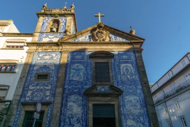 Porto, Portekiz 'de altın güneş ışığıyla aydınlatılan güzel mavi azulejo kiremitleriyle Ruhlar Şapeli veya Capela das Almas
