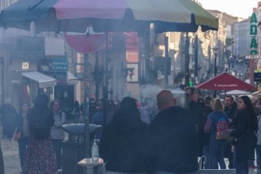 Portekiz, Porto 'da bir sokak yemeği standında kestane pişirmekten duman çıkıyor.