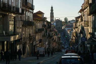 Porto, Portekiz - 23 Mart 2015: İkonik kilise ve Clerigos tower