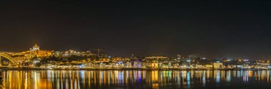 Ribeira do Porto 'dan Dom Luis Köprüsü ve Serra do Pilar, Porto, Portekiz' de görülen panoramik gece manzarası