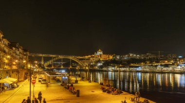 Douro Nehri, Porto, Portekiz 'in su yüzeyine yansıyan ışıklarla Ribeira do Porto' dan görülen Ponte Dom Luis 'de gece görüşü