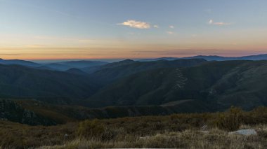 Serra da Arada 'dan akşam alacakaranlığı manzarası Sao Pedro do Sul, Portekiz