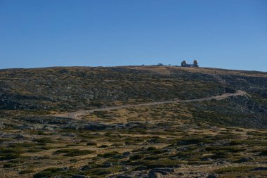 Güneşli bir sonbahar gününde, Torre, Serra da Estrela, Portekiz 'de kubbeli yüksek Torre platosunun güzel kayalık manzarası.