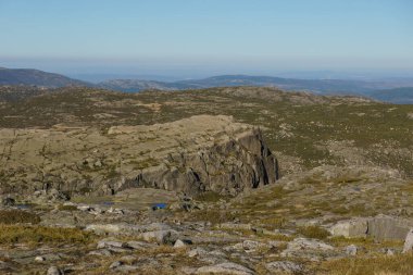 Torre yüksek platosunun kayalık manzarasının güzel manzarası güneşli bir sonbahar gününde az bitki örtüsü, Torre, Serra da Estrela, Portekiz