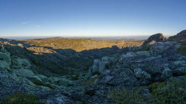 Torre yüksek platosunun kayalık manzarasının güzel manzarası güneşli bir sonbahar gününde az bitki örtüsü, Torre, Serra da Estrela, Portekiz