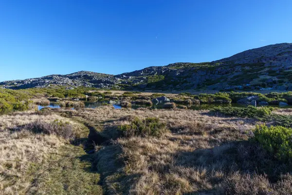 Güneşli bir sonbahar gününde, Torre, Serra da Estrela, Portekiz 'de küçük gölleri olan Lagoa das Salgadeiras' lı yüksek Torre platosunun güzel kayalık manzarası.