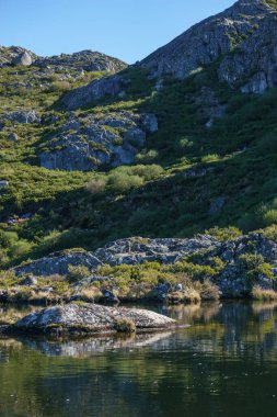 Güzel göl Albufeira da Barragem do Covao do Forno güneşli bir sonbahar gününde kayalık, saf bir arazide küçük çalılarla, Serra da Estrela, Portekiz