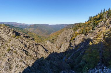 Poco do Inferno, Manteigas, Serra da Estrela, Portekiz adlı ünlü şelalenin üzerindeki güzel kayalık arazide sonbahar zamanı.