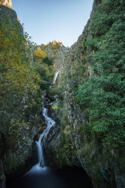 Şelalenin adı Poco do Inferno. Sonbahar zamanı su havuzu, Manteigas, Serra da Estrela, Portekiz