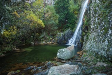 Şelalenin adı Poco do Inferno. Sonbahar zamanı su havuzu, Manteigas, Serra da Estrela, Portekiz