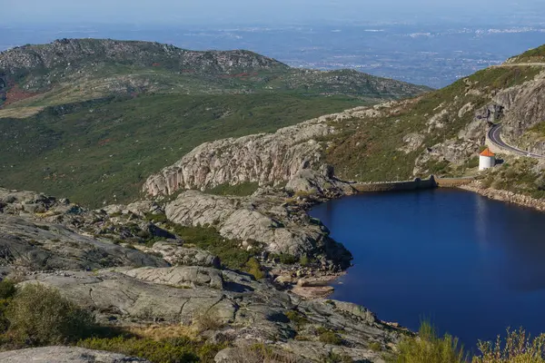 Güzel Albufeira da barragem do covao do Corral Gölü güneşli bir sonbahar gününde Nave Travessa, Serra da Estrela, Portekiz