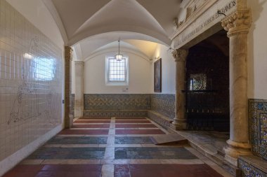 Capela dos Ossos 'un St. Francis Kilisesi' ndeki giriş salonu ya da Evora, Alentejo, Portekiz 'in eski kasabasındaki Igreja de Sao Francisco.