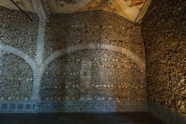 Ünlü Capela dos Ossos insan kemikleriyle St. Francis Kilisesi 'nde ya da eski şehir Evora, Alentejo, Portekiz' deki Igreja de Sao Francisco 'da.