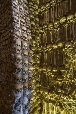 Ünlü Capela dos Ossos insan kemikleriyle St. Francis Kilisesi 'nde ya da eski şehir Evora, Alentejo, Portekiz' deki Igreja de Sao Francisco 'da.