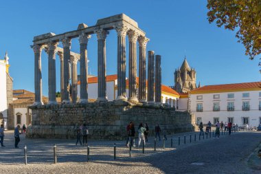 Mavi gökyüzü, Evora, Alentejo, Portekiz ile güneşli bir günde Antik Roma tapınağının kalıntıları