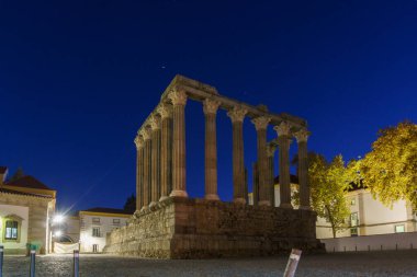 Jüpiter ve Satürn 'ün mavi gökyüzünde, Evora, Alentejo, Portekiz' de, akşam karanlığında antik Roma tapınağı Diana 'nın kalıntıları.