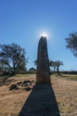 Portekiz, Evora, Alentejo, Portekiz yakınlarındaki mavi gökyüzünde güneşli Menhir dos Almendres