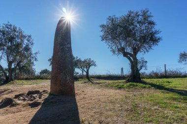 Portekiz, Evora, Alentejo, Portekiz yakınlarındaki mavi gökyüzünde güneşli Menhir dos Almendres
