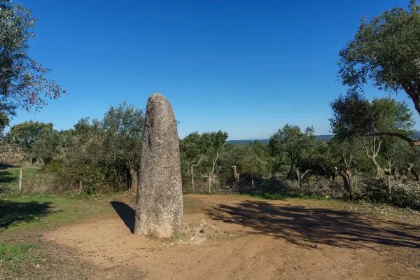 Portekiz, Evora, Alentejo, Portekiz yakınlarında mavi gökyüzü ile Menhir dos Almendres