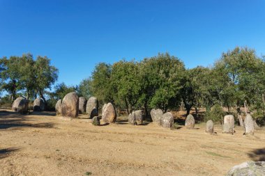 Almendres cromlech antik tarih öncesi taş çemberi Evora, Alentejo, Portekiz yakınlarındaki İber yarımadasının en önemlisidir.