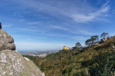 Pena Sarayı 'ndaki Parque Nacional da Pena ile Sintra ormanları arasındaki tepenin üstünde manzara. Lizbon, Portekiz