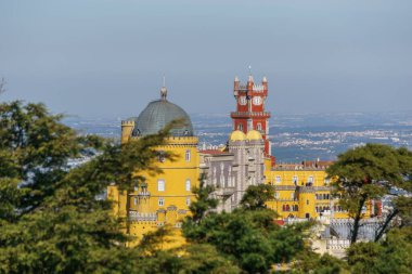 Pena Sarayı, Sintra 'daki ormanlar arasında bir tepenin üstünde. Lizbon, Portekiz