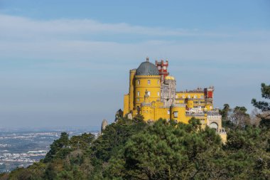Penaon Sarayı, Sintra 'daki ormanlar arasında bir tepenin üstünde. Lizbon, Portekiz