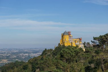 Pena Sarayı, Sintra 'daki ormanlar arasında bir tepenin üstünde. Lizbon, Portekiz