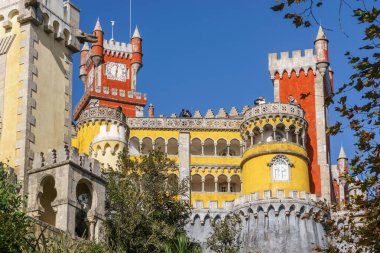Kırmızı kulesi olan Ulusal Pena Sarayı Cephesi, Sintra, Lisobn, Portekiz