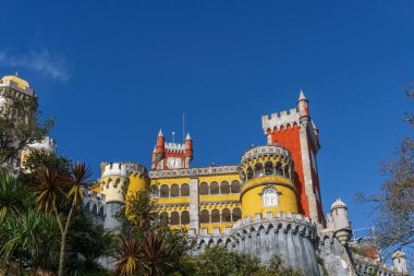 Kırmızı kulesi olan Ulusal Pena Sarayı Cephesi, Sintra, Lizbon, Portekiz