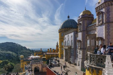 Kırmızı kulesi olan Ulusal Pena Sarayı Cephesi, Sintra, Lizbon, Portekiz