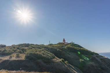 Sintra Cascais Doğal Parkı 'ndaki yeşil tepeleri ve Atlantik kıyısındaki Cabo da Roca' daki Deniz feneri Sintra, Lizbon, Portekiz 'deki güzel manzarası.