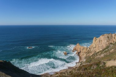 Atlantik Okyanusu kıyısında kaya oluşumu en batı noktasında, Cape Roca, Cabo da Roca, Portekiz.
