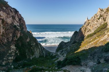 Praia da Ursa Atlantik Okyanusu kıyısına giden yol en batı noktasında, Cape Roca, Cabo da Roca, Portekiz.
