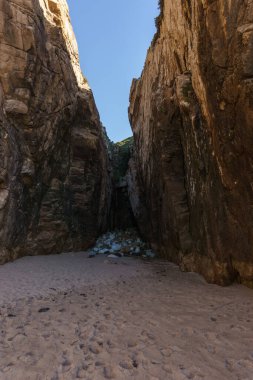 Praia da Ursa Atlantik Okyanus kıyısındaki kayalar en batı noktasında, Cape Roca, Cabo da Roca, Portekiz.