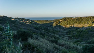 Atlantik kıyısındaki Sintra Cascais Doğal Parkı, Sintra, Lizbon, Portekiz 'deki yeşil tepeli güzel manzaralar.