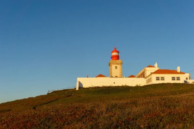 Cabo da Roca veya Cape Roca 'daki uçurumdaki deniz feneri Portekiz, Sintra, Lizbon, Portekiz' in en batı pelerinidir.