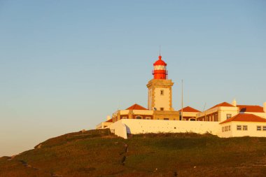 Cabo da Roca veya Cape Roca 'daki uçurumdaki deniz feneri Portekiz, Sintra, Lizbon, Portekiz' in en batı pelerinidir.