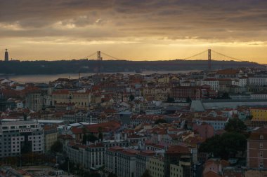 Lizbon 'un ünlü manzarası Miradouro da Senhora do Monte turist bakış açısı Köprü Ponte 25 de Abril, Lizbon, Portekiz