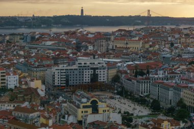 Lizbon 'un ünlü manzarası Miradouro da Senhora do Monte turist bakış açısı Köprü Ponte 25 de Abril, Lizbon, Portekiz