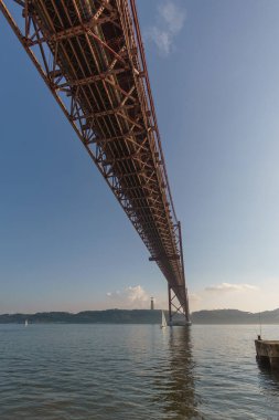 Hafif sisli bir günde 25. Abril Köprüsü ve Cristo Rei heykeli, Lizbon, Portekiz