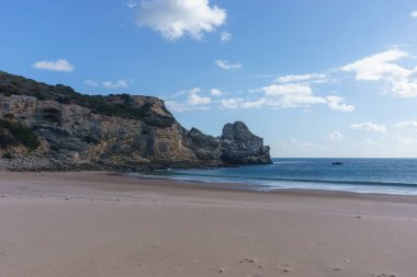 Praia do Barranco sahilini seyret berrak turkuaz suyu ve mavi gökyüzü, Sagres, Algarve, Portekiz