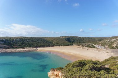Praia do Barranco sahili üzerinde berrak turkuaz su ve mavi gökyüzü, Sagres, Algarve, Portekiz