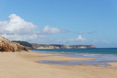 Praia das Furnas plajı güneşli bir günde açık mavi gökyüzü, Algarve, Portekiz.