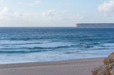 Praia do Tonel sahilinden deniz manzarası Sao Vicente Burnu deniz feneri, Sagres, Algarve, Portekiz