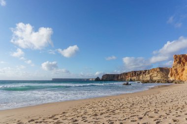 Praia do Tonel Beach, Sagres, Algarve, Portekiz 'de altın güneş ışığı altında kaya oluşumları
