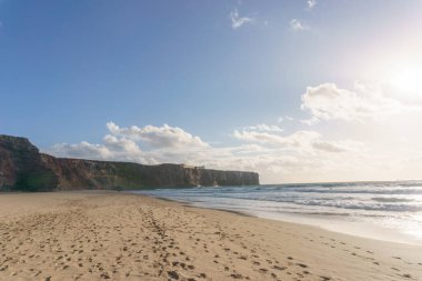 Praia do Tonel plajı yakınlarındaki Atlantik kıyısındaki kayalıklarda Fortaleza de Sagres, Sagres, Algarve, Portekiz