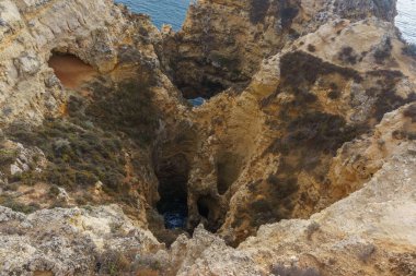 Ponta da Piedade, Lagos, Algarve, Portekiz yakınlarındaki Atlantik kıyılarında kayalık oluşumu.