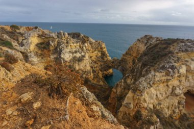 Ponta da Piedade, Lagos, Algarve, Portekiz yakınlarındaki Atlantik kıyılarında altın güneş ışığı altında kayalık oluşumu.